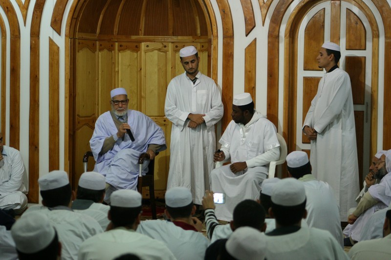 كاميروني ينطق الشهادتين في مسجد المنار